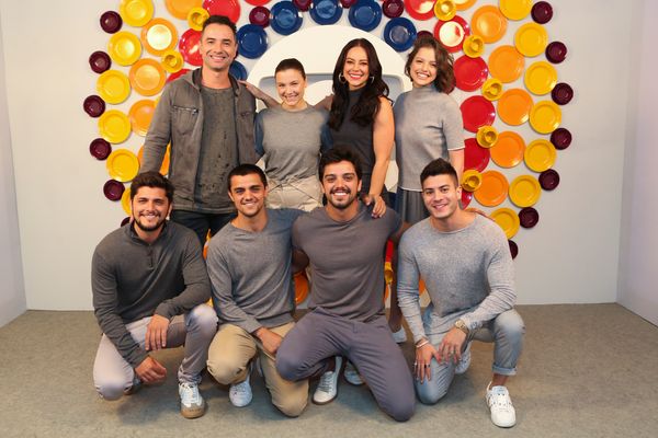 Os artistas Marco Luque, Leticia Colin, Paolla Oliveira, Agatha Morera, Bruno Gissoni, Felipe Simas, Rodrigo Simas e Arthur Aguiar. Crédito: Globo/Reginaldo Teixeira