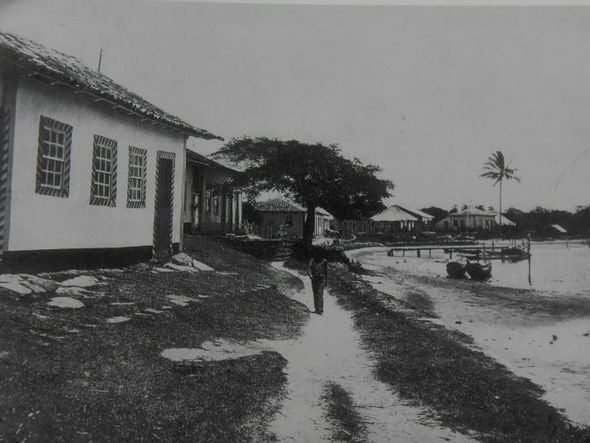 Beira do Rio Reis Magos, em Nova Almeida  por Eutychio D'Oliver (1908)/ Reprodução: Vitor Jubini