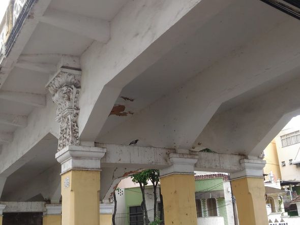 Estruturas descascando e partes se soltando de prédios em Vitória por Laís Magesky