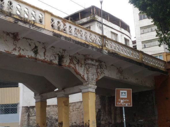 Estruturas descascando e partes se soltando de prédios em Vitória por Laís Magesky