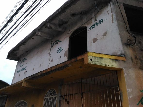 Estruturas descascando e partes se soltando de prédios em Vitória por Laís Magesky