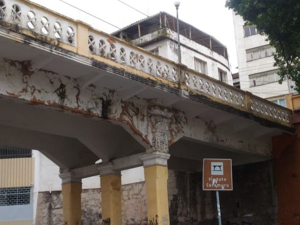 Estruturas descascando e partes se soltando de prédios em Vitória por Laís Magesky