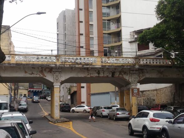 Estruturas descascando e partes se soltando de prédios em Vitória por Laís Magesky