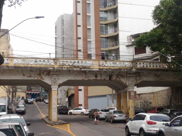 Estruturas descascando e partes se soltando de prédios em Vitória por Laís Magesky