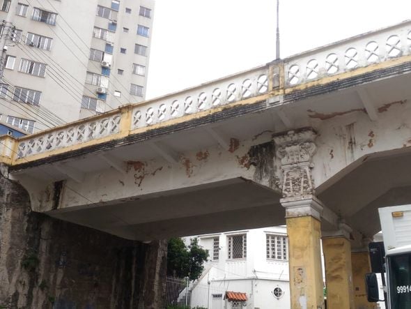 Estruturas descascando e partes se soltando de prédios em Vitória por Laís Magesky