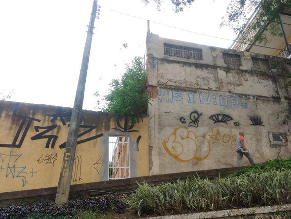 Estruturas descascando e partes se soltando de prédios em Vitória por Laís Magesky