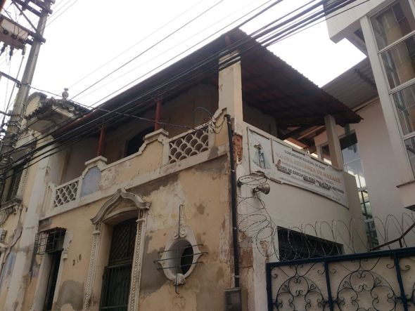 Estruturas descascando e partes se soltando de prédios em Vitória por Laís Magesky