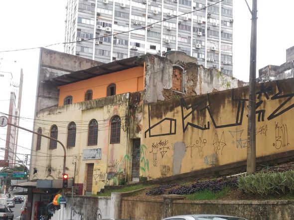 Estruturas descascando e partes se soltando de prédios em Vitória por Laís Magesky
