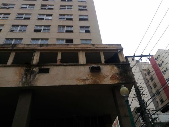 Estruturas descascando e partes se soltando de prédios em Vitória por Laís Magesky