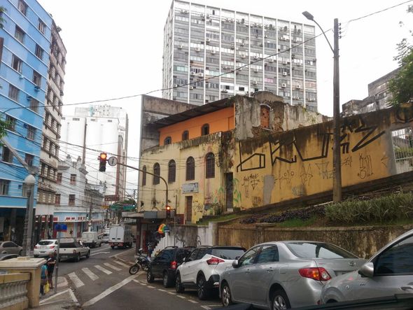 Estruturas descascando e partes se soltando de prédios em Vitória por Laís Magesky