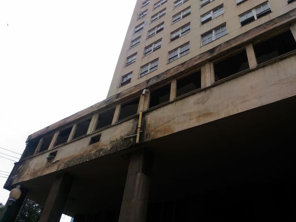 Estruturas descascando e partes se soltando de prédios em Vitória por Laís Magesky