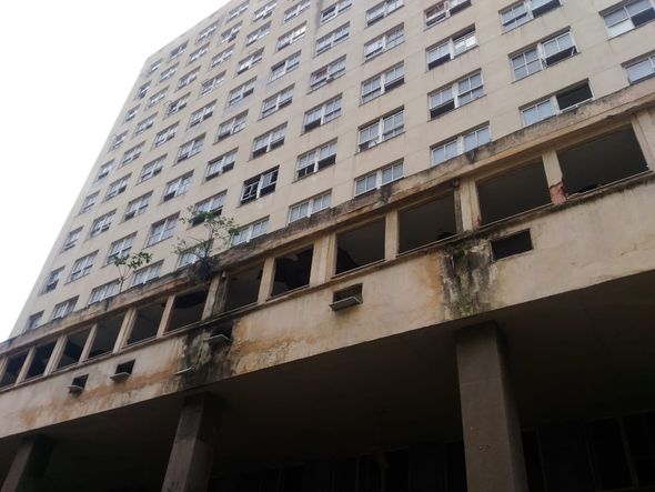 Estruturas descascando e partes se soltando de prédios em Vitória por Laís Magesky