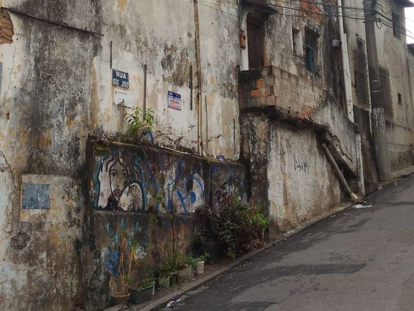 Estruturas descascando e partes se soltando de prédios em Vitória por Laís Magesky