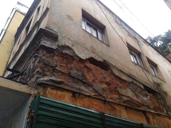 Estruturas descascando e partes se soltando de prédios em Vitória por Laís Magesky