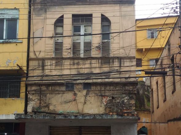 Estruturas descascando e partes se soltando de prédios em Vitória por Laís Magesky