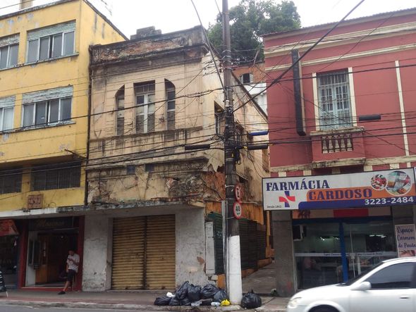 Estruturas descascando e partes se soltando de prédios em Vitória por Laís Magesky