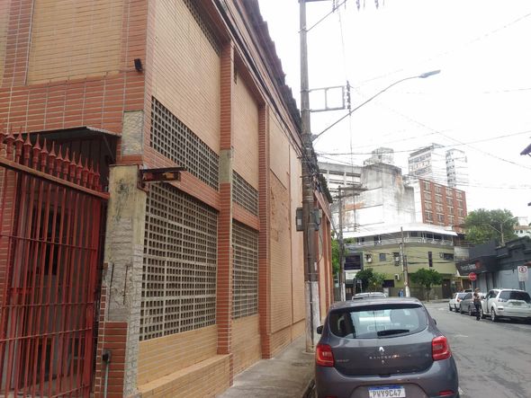 Estruturas descascando e partes se soltando de prédios em Vitória por Laís Magesky