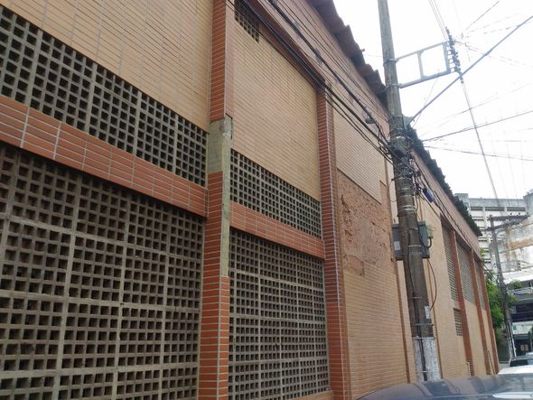 Estruturas descascando e partes se soltando de prédios em Vitória por Laís Magesky