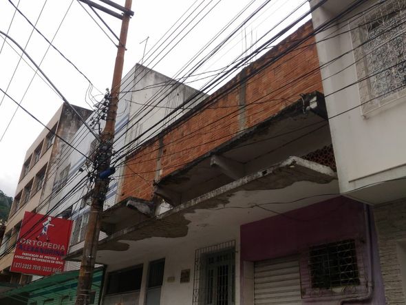 Estruturas descascando e partes se soltando de prédios em Vitória por Laís Magesky