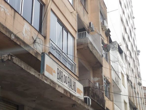 Estruturas descascando e partes se soltando de prédios em Vitória por Laís Magesky
