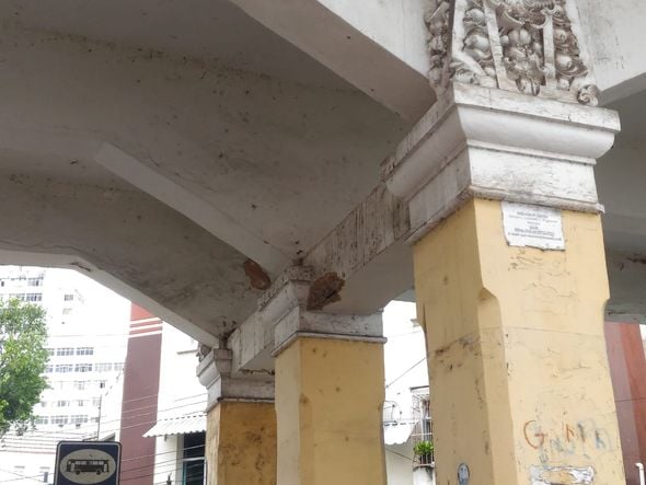 Estruturas descascando e partes se soltando de prédios em Vitória por Laís Magesky