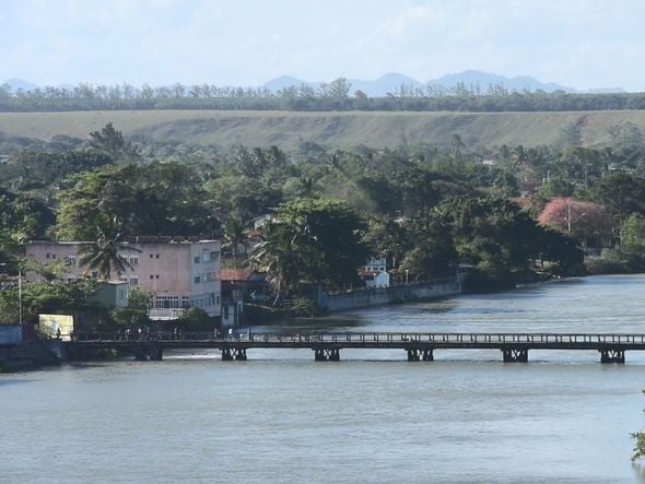 Primeira ponte, construída em 1938, para ligar Nova Almeida a Fundão por Vitor Jubini
