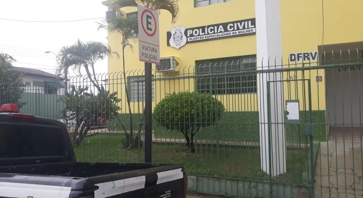 Mulher sofreu golpes nas costas com pedaços de madeira; detido foi encaminhado ao Centro de Triagem de Viana
