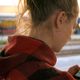 Jovem usando celular: hábito pode causar lesão conhecida como síndrome do pescoço de texto ou pescoço tecnológico