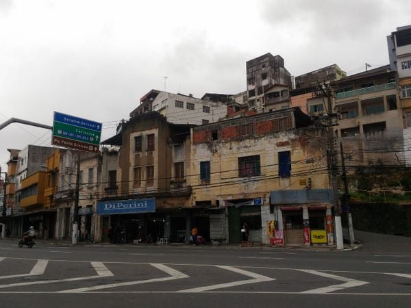 Estruturas descascando e partes se soltando de prédios em Vitória