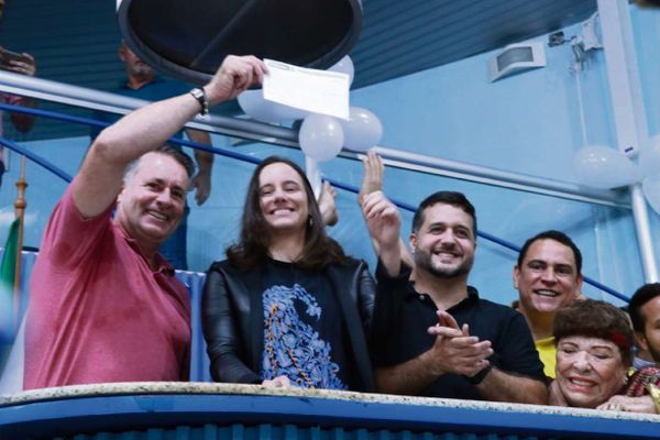 Tayana Dantas, entre Luciano Rezende, Fabrício Gandini e Josias da Vitória, em seu ato de filiação, na Câmara de Vitória