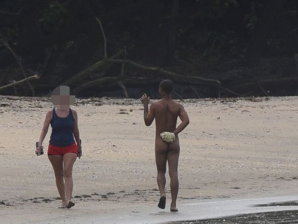 Homem nu foi flagrado no final da Praia de Camburi, em Vitória por Vitor Jubini