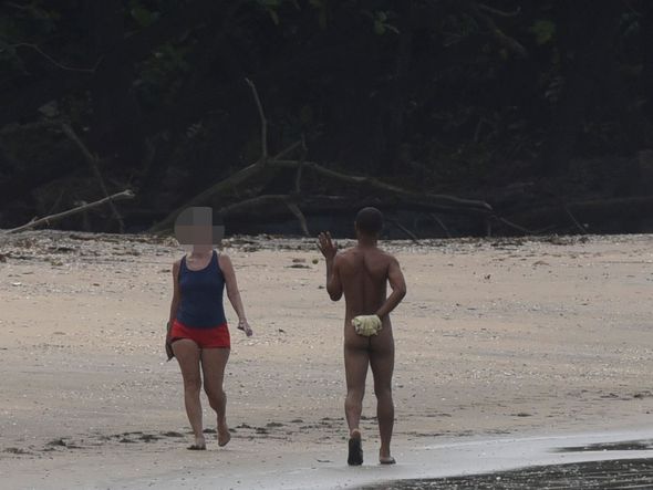 Homem nu foi flagrado no final da Praia de Camburi, em Vitória por Vitor Jubini