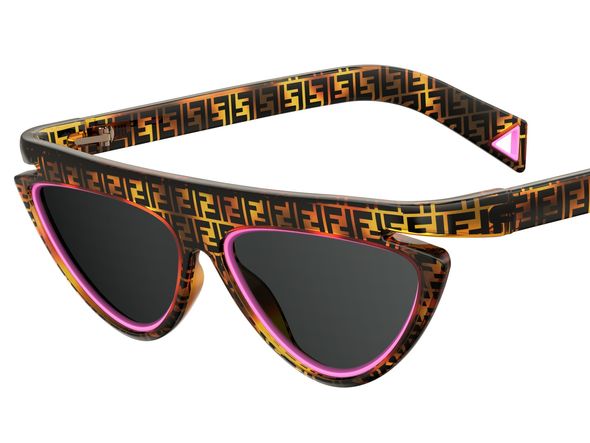 Modelo Fendi. É exuberante, possui formato triangular e estampa em preto e dourado com detalhes em rosa nas lentes e ponteiras.Preço sugerido: a partir de R$ 782,61 reais por Divulgação