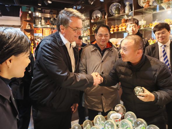 (Pequim - China, 24/10/2019) Presidente da República, Jair Bolsonaro, recebe uma lembrança do artesão chinês. por Isac Nóbrega/PR