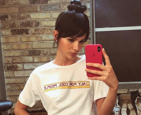 Bruna Marquezina apostou no coque alto e franja falsa . Crédito: Pinterest