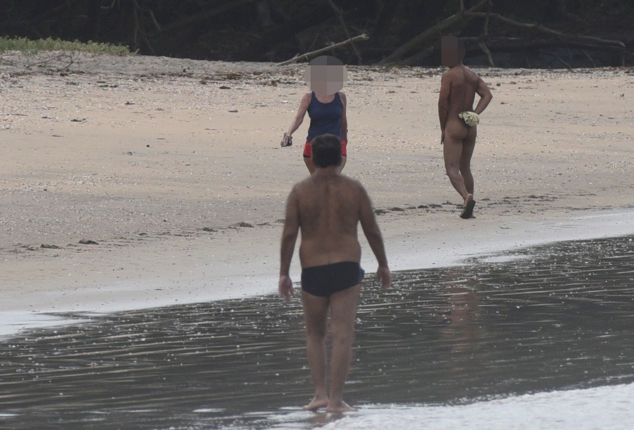 A Gazeta | Homem nu é flagrado caminhando na Praia de Camburi, em Vitória