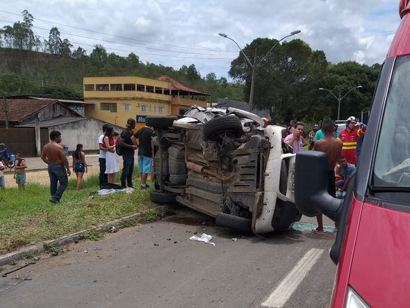 Carro da Prefeitura de Jaguaré se envolve em acidente em Aracruz por Marco Antonio Alves dos Santos