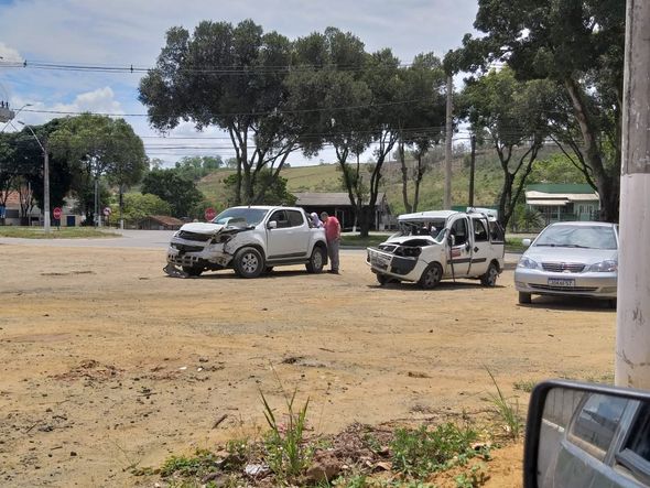Carro da Prefeitura de Jaguaré se envolve em acidente em Aracruz por Marco Antonio Alves dos Santos