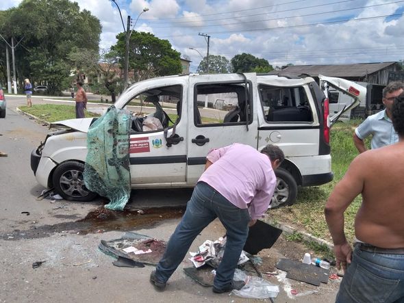 Carro da Prefeitura de Jaguaré se envolve em acidente em Aracruz por Marco Antonio Alves dos Santos