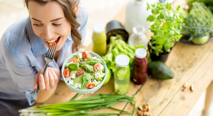 A adoção de comportamentos protetores, como seguir uma alimentação saudável, fazer atividades físicas com regularidade, evitar bebidas alcoólicas e manter o peso adequado são capazes de evitar 28% de todos os casos de câncer