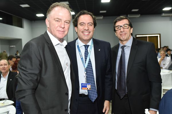Renato Casagrande, Pedro Guimarães e Paulo Baraona: no aniversário do Sinduscon . Crédito: Mônica Zorzanelli
