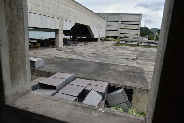 Data: 03/04/2019 - ES - Vitória - Cais das Artes por dentro da obra paralisada  por Marcelo Prest