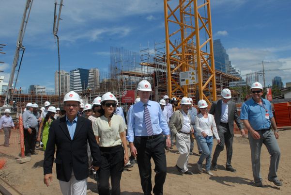 Data: 03/12/2010 - ES - Vitória - Governador Paulo Hartung (PMDB), primeira dama Cristina Hartung, e o senador Renato Casagrande (PSB) governador eleito, e outras autoridades, visitando obras do Cais das Artes, na Praça do Papa  por Gildo Loyola