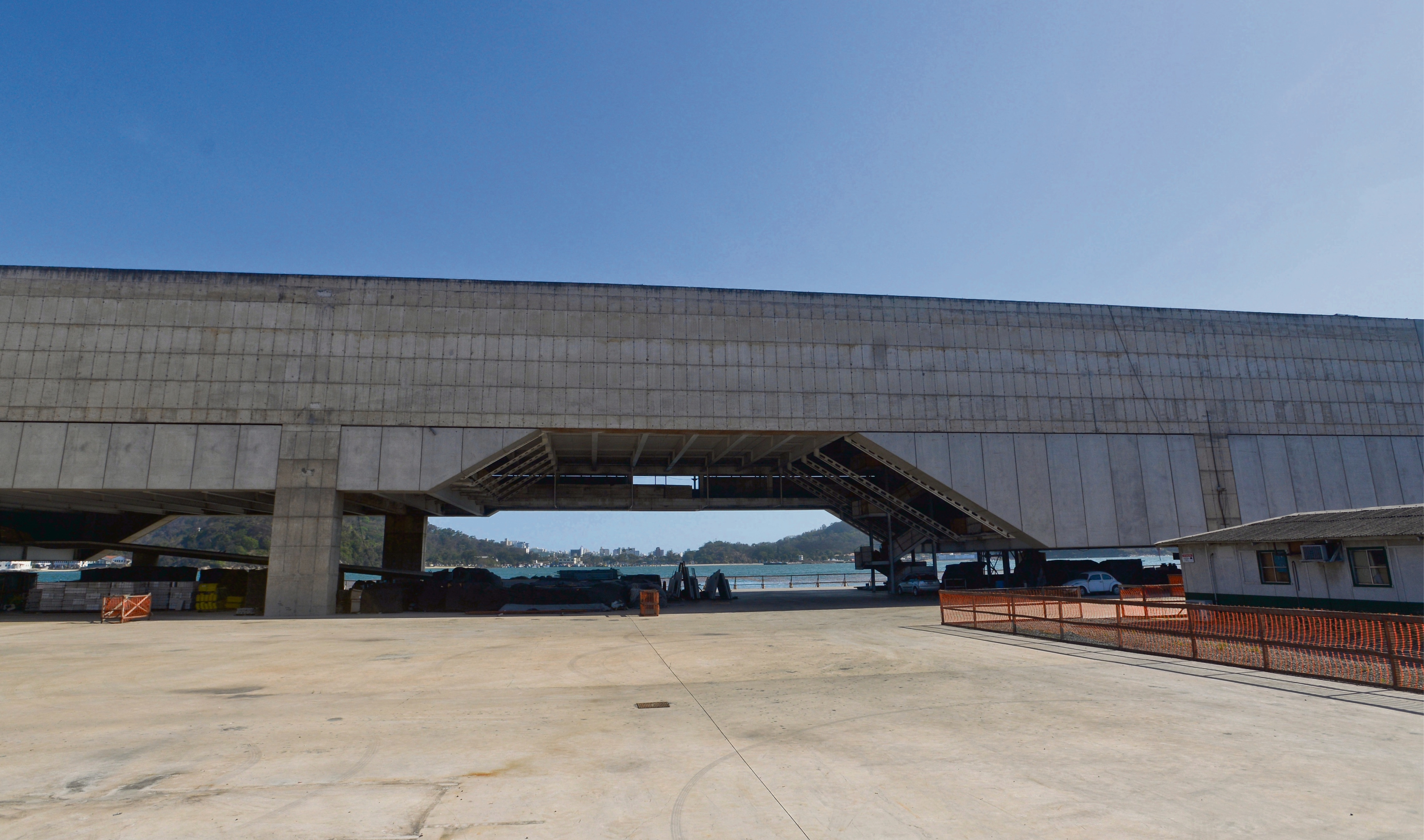 Data: 06/05/2016 - ES - Vitória - Construção do prédio do Cais das Artes na Enseada do Suá 