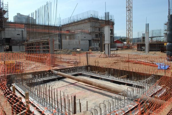 Data: 06/07/2011 - ES - Vitória - Cais das Artes, obras de construção na Enseada do Suá  por Gildo Loyola