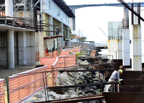 Data: 07/08/2013 - ES - Vitória - Obras no Cais das Artes, na Enseada do Suá.  por Bernardo Coutinho