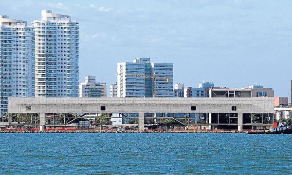 Data: 08/02/2012 - ES - Vitória - Obras do Cais das Artes na Enseada do Suá  por Bernardo Coutinho