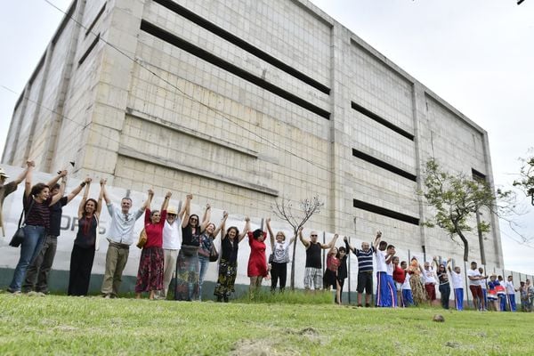 Data: 24/11/2018 - ES - Vitória - Artistas se reúnem na Praça do Papa para abraçar o Cais das Artes na Enseada do Suá  por Bernardo Coutinho
