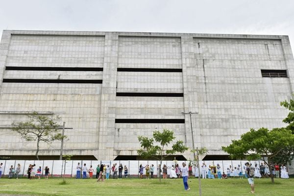 Data: 24/11/2018 - ES - Vitória - Artistas se reúnem na praça do Papa para promover um abraçaço simbólico no Cais das Artes, na Enseada do Suá, com o objetivo de chamar a atenção para a obra, que está inacabada  por Bernardo Coutinho