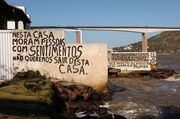 Data: 30/08/2011 - ES - Vitória - Morador da Enseada do Suá pixou o muro de sua casa em protesto a desapropriação dos imóveis para virar estacionamento do Centro Cultural Cais das Artes - Editoria: Brasil - Foto: Marcos Fernandez - GZ por Marcos Fernandez